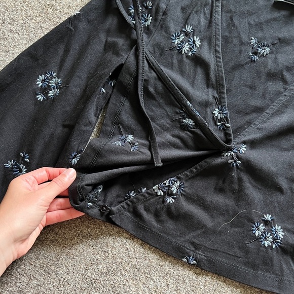 ASOS 100% Cotton Black Wrap Crop Top with Blue Floral Embroidery Womens US 0 - Picture 8 of 11